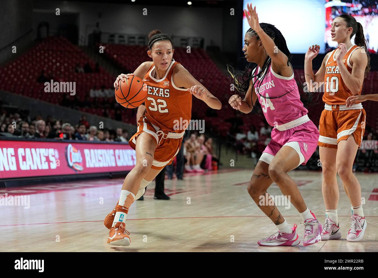 Texas guard Ndjakalenga Mwenentanda (32) is defended by Houston forward Kamryn Jones (34) during the first half of an NCAA college basketball game, Wednesday, Feb. 14, 2024, in Houston. (AP Photo/Kevin M. Cox) Stockfoto