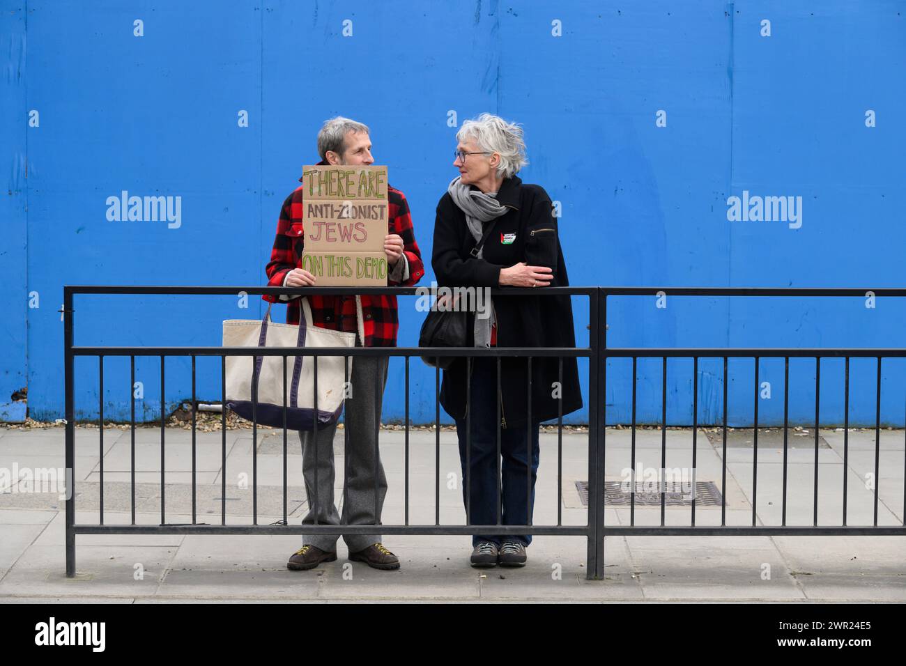 Jüdische Demonstranten auf einem Pro-Palästina-marsch, die zu einem Waffenstillstand der andauernden Militäroffensive des Gazastreifens durch israelische Verteidigungskräfte aufrufen. Der marsch Stockfoto