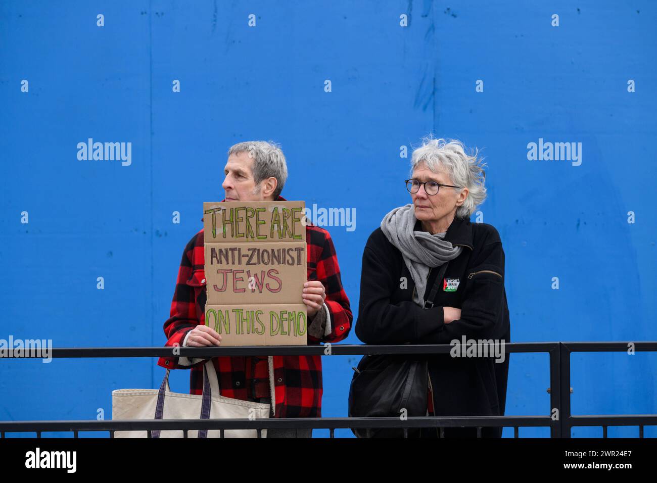 Jüdische Demonstranten auf einem Pro-Palästina-marsch, die zu einem Waffenstillstand der andauernden Militäroffensive des Gazastreifens durch israelische Verteidigungskräfte aufrufen. Der marsch Stockfoto