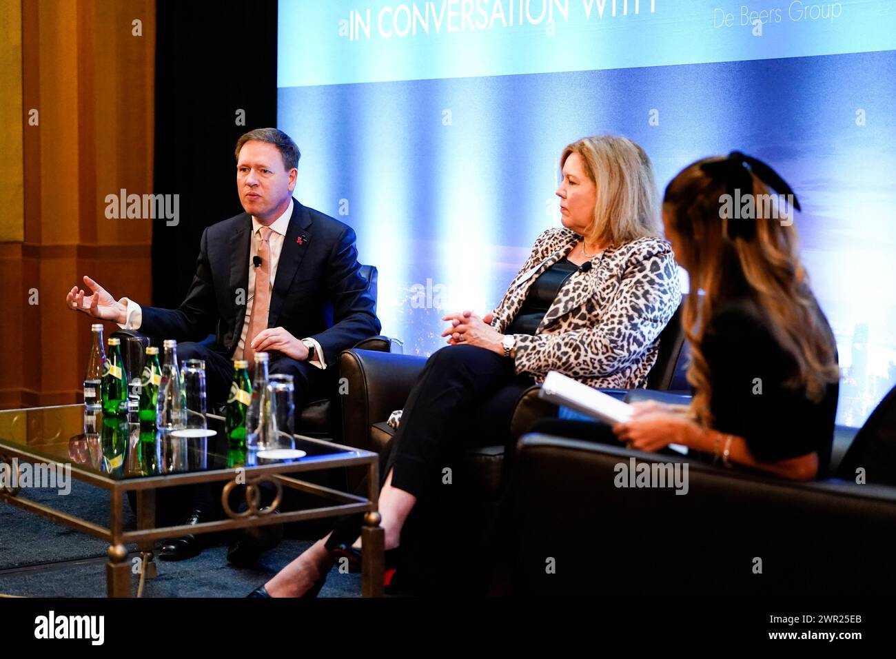 New York, New York USA 03/08/2024 CEO de Beers Group Al Cook, CEO Signet Jewelers Virginia C. Drosos, Feriel Zerouki beim de Beers Group Ambassadors’ Breakfast am 8. März 2024 im Sofitel Hotel in New York, NY. Foto von Jennifer Graylock-Graylock.com Stockfoto