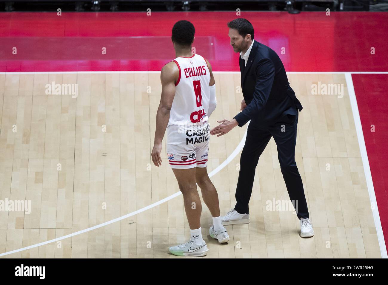 Brüssel, Belgien März 2024. Spirou David Collins und Spirou Cheftrainer Sam Rotsaert, die während eines Basketballspiels zwischen Spirou Charleroi und Limburg United am Sonntag, den 10. März 2024 in Brüssel, dem Finale des belgischen Basketballpokals der Männer, dargestellt wurden. BELGA FOTO KRISTOF VAN ACCOM Credit: Belga News Agency/Alamy Live News Stockfoto