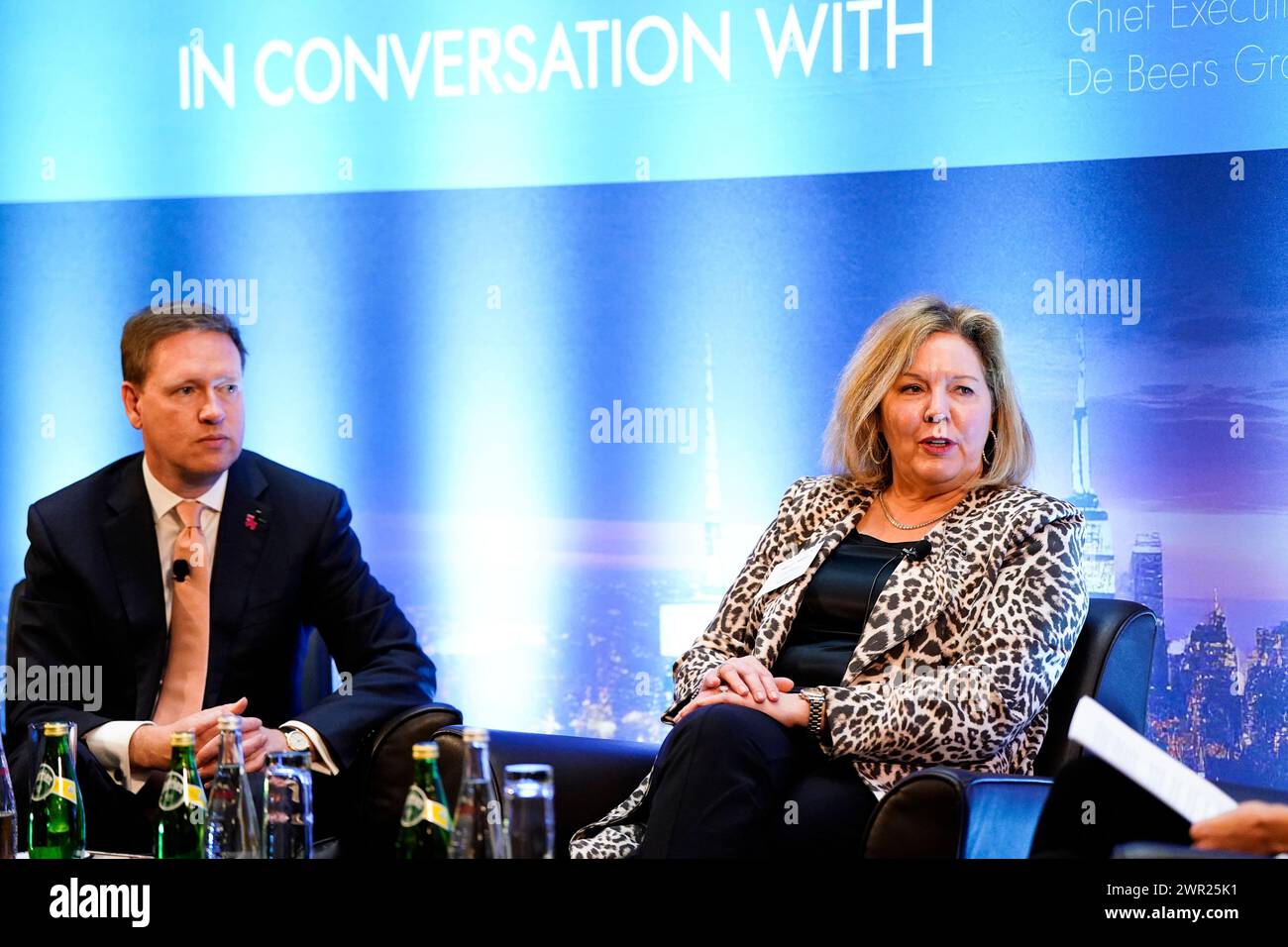 New York, New York USA 03/08/2024 CEO de Beers Group Al Cook, CEO Signet Jewelers Virginia C. Drosos beim de Beers Group Ambassadors’ Breakfast am 8. März 2024 im Sofitel Hotel in New York, NY. Foto von Jennifer Graylock-Graylock.com Stockfoto