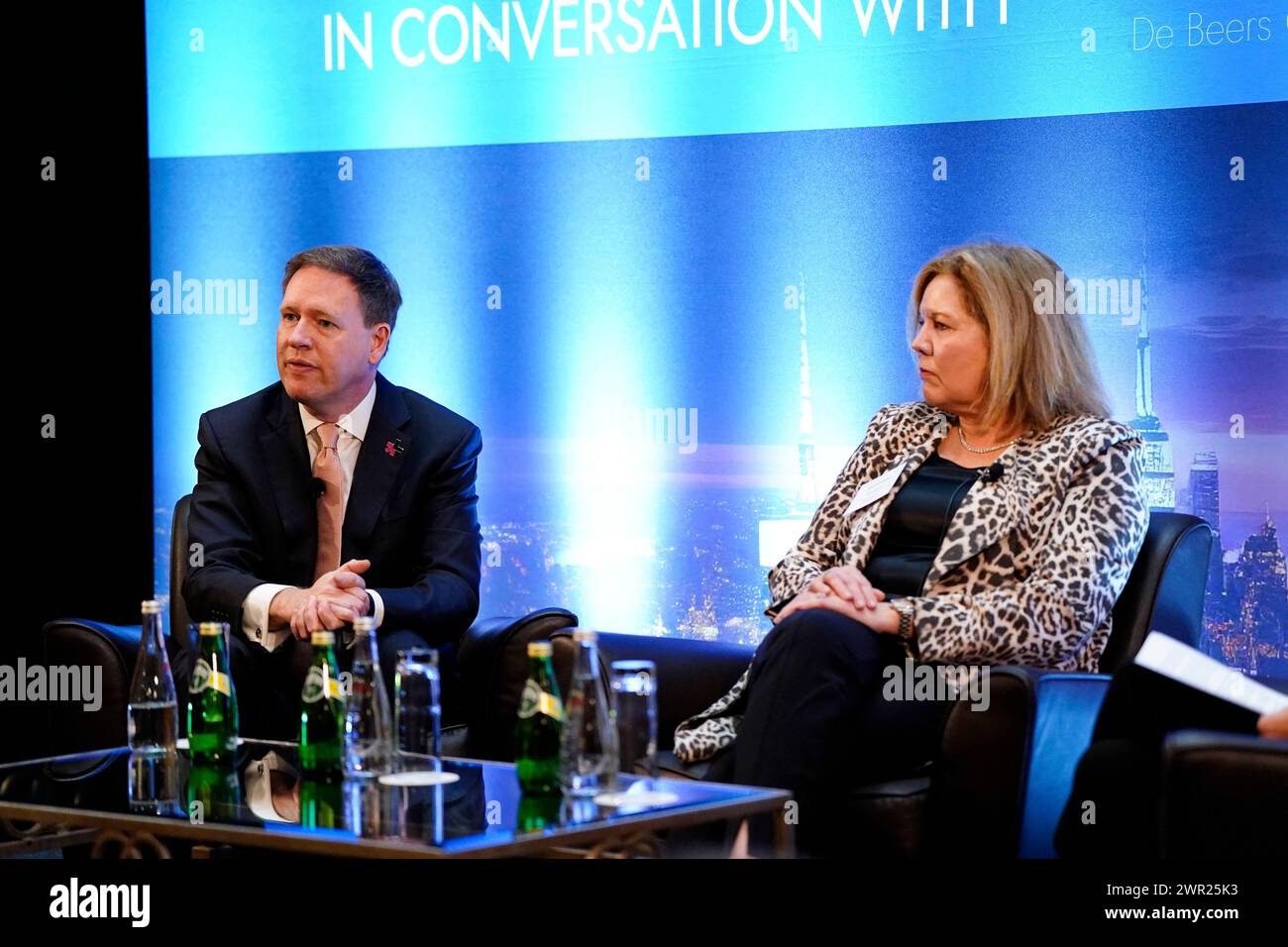 Al Cook, Virginia C. Drosos beim de Beers Group Ambassadors' Breakfast am 8. März 2024 im Sofitel Hotel in New York, NY. Jennifer Graylock-Graylock.comCEO de Beers Group Al Cook, CEO Signet Jewelers Virginia C. Drosos beim de Beers Group Ambassadors’ Breakfast am 8. März 2024 im Sofitel Hotel in New York, NY. Jennifer Graylock-Graylock.com Stockfoto
