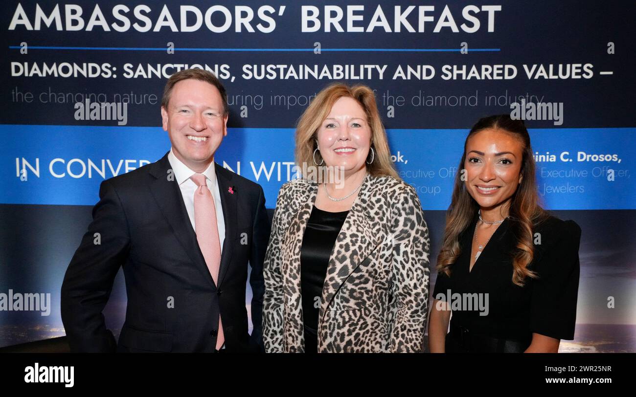 New York, New York USA 03/08/2024 CEO de Beers Group Al Cook, CEO Signet Jewelers Virginia C. Drosos, Feriel Zerouki beim de Beers Group Ambassadors’ Breakfast am 8. März 2024 im Sofitel Hotel in New York, NY. Foto von Jennifer Graylock-Graylock.com Stockfoto