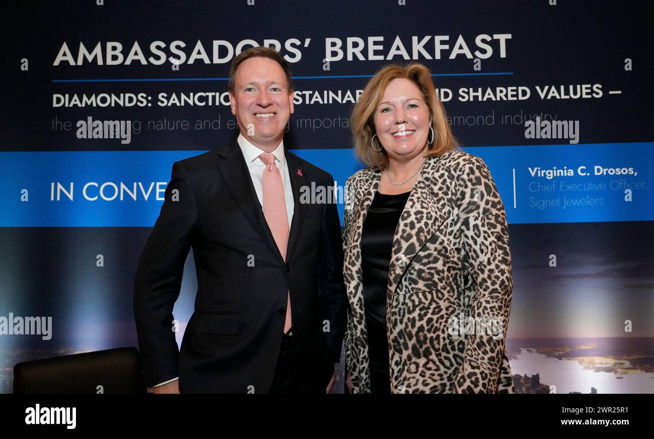 New York, New York USA 03/08/2024 CEO de Beers Group Al Cook, CEO Signet Jewelers Virginia C. Drosos beim de Beers Group Ambassadors’ Breakfast am 8. März 2024 im Sofitel Hotel in New York, NY. Foto von Jennifer Graylock-Graylock.com Stockfoto