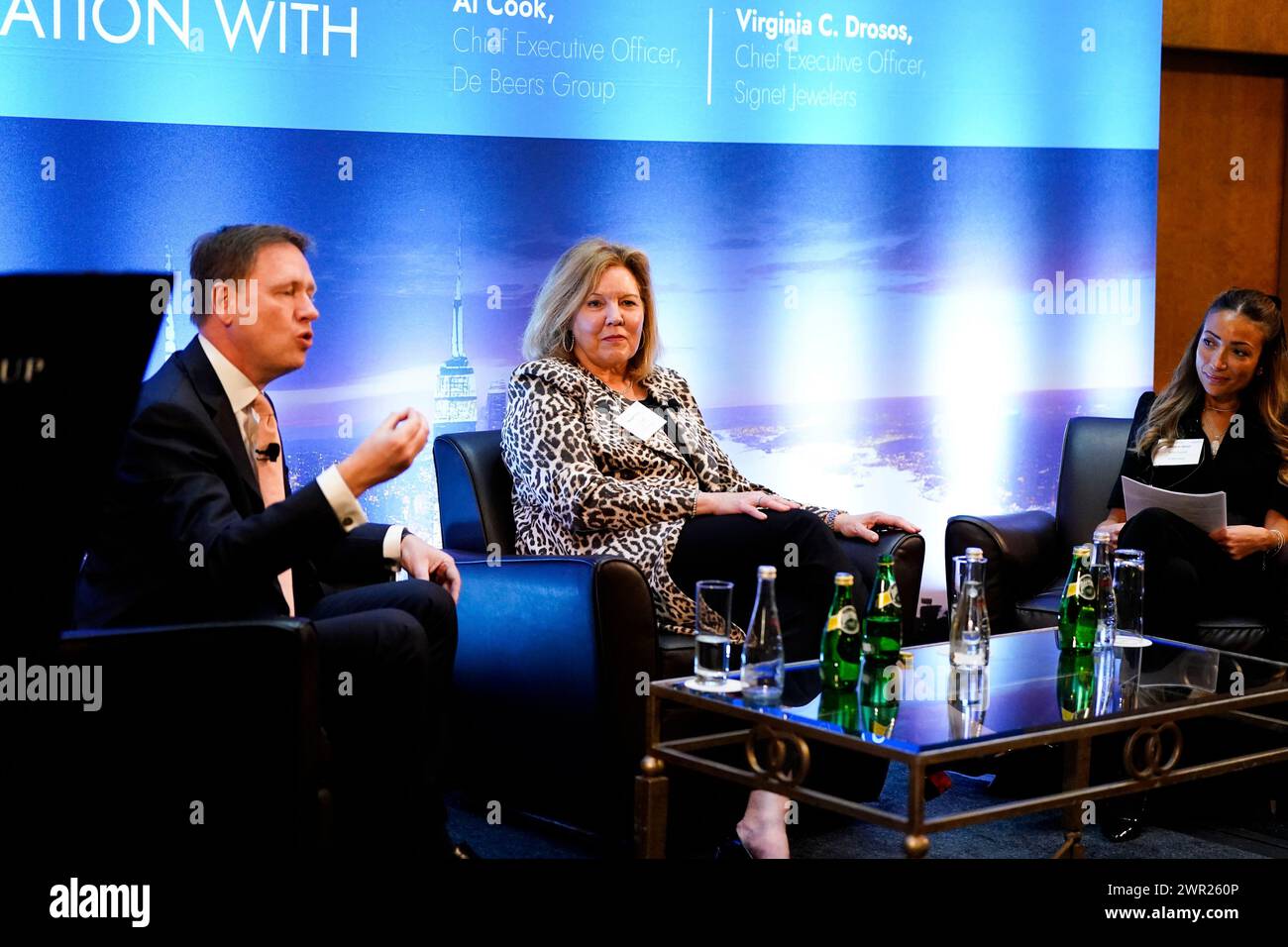Al Cook, Virginia C. Drosos beim de Beers Group Ambassadors' Breakfast am 8. März 2024 im Sofitel Hotel in New York, NY. Jennifer Graylock-Graylock.com Stockfoto
