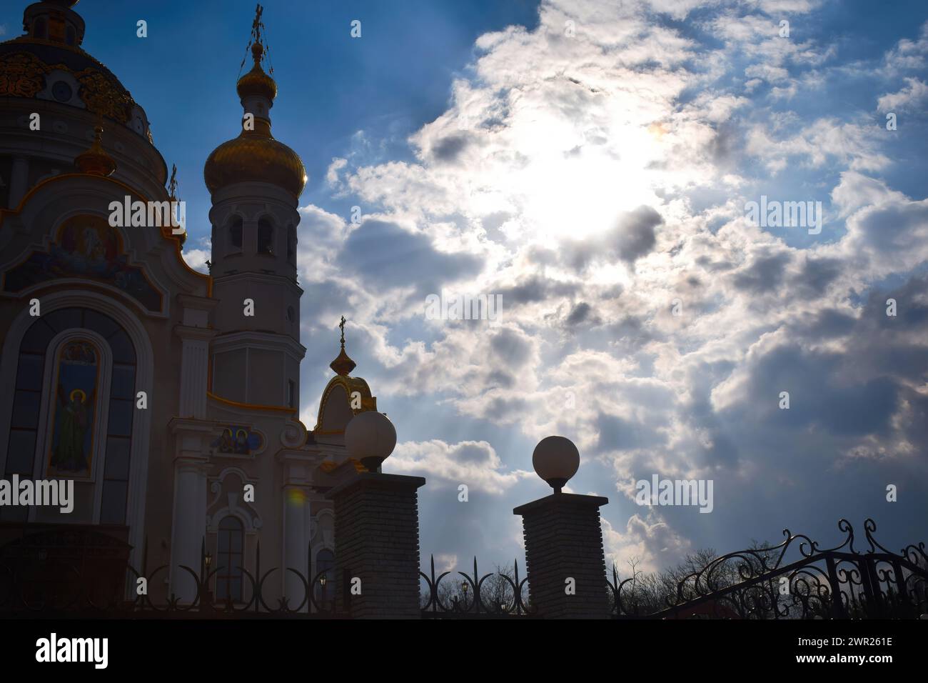 Schön mit blauen Himmelsstrahlen auf dunklem Hintergrund. Farbenfroher Sonnenaufgangshimmel. Stockfoto