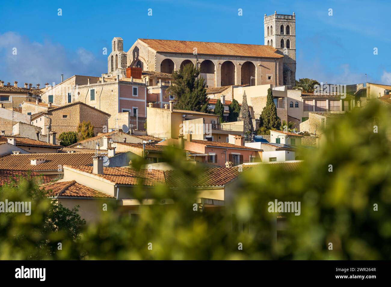 Villagescape von Selva mit gotischer und katholischer Pfarrkirche Església de Sant Llorenc, Mallorca, Balearen, Spanien, Europa Stockfoto