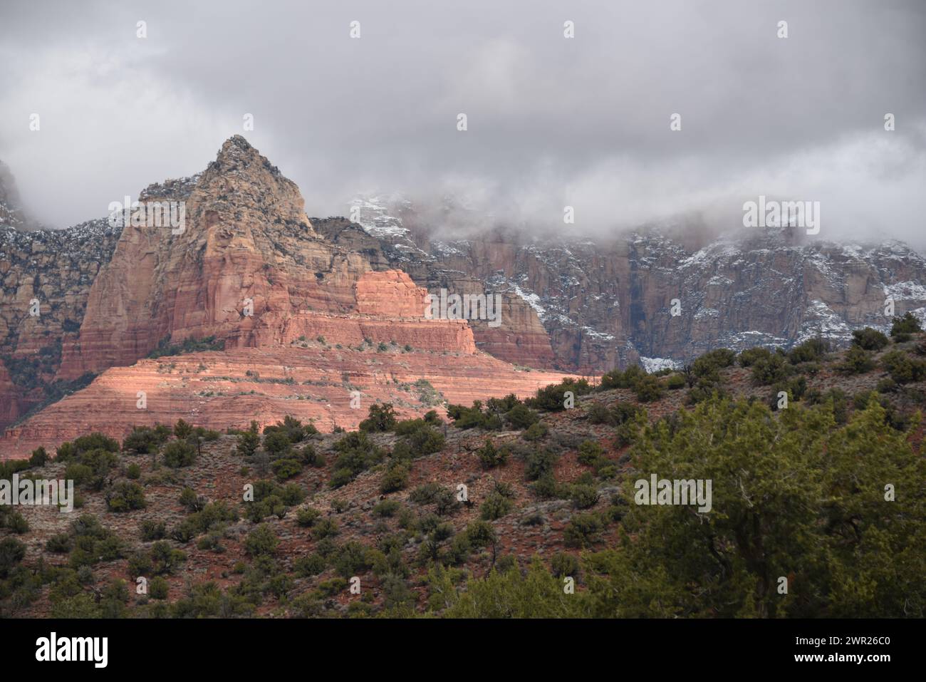 Sedona, AZ. USA 2/3/2024. Sedona Arizona ist die Heimat von wunderschönen roten Sandsteinbergen, Eichen, Wanderwegen und gelegentlich Schnee. Stockfoto