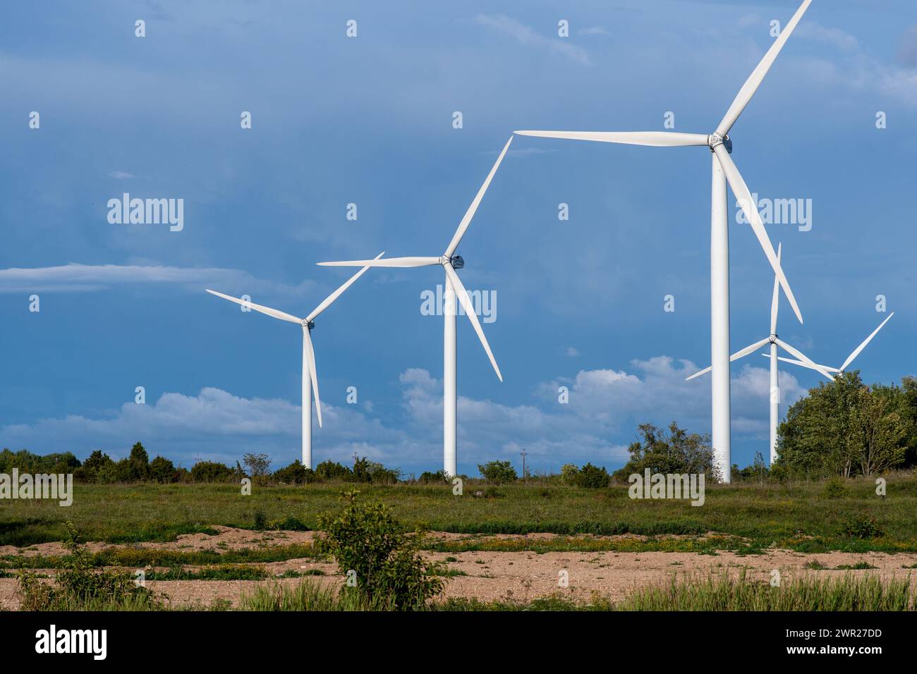 Pakri / Estland - 07.27.2023: Windmühlenbetrieb Nordex auf der Halbinsel Pakri in Estland. Europäische Umweltinitiative. Energieeinsparung und foss Stockfoto