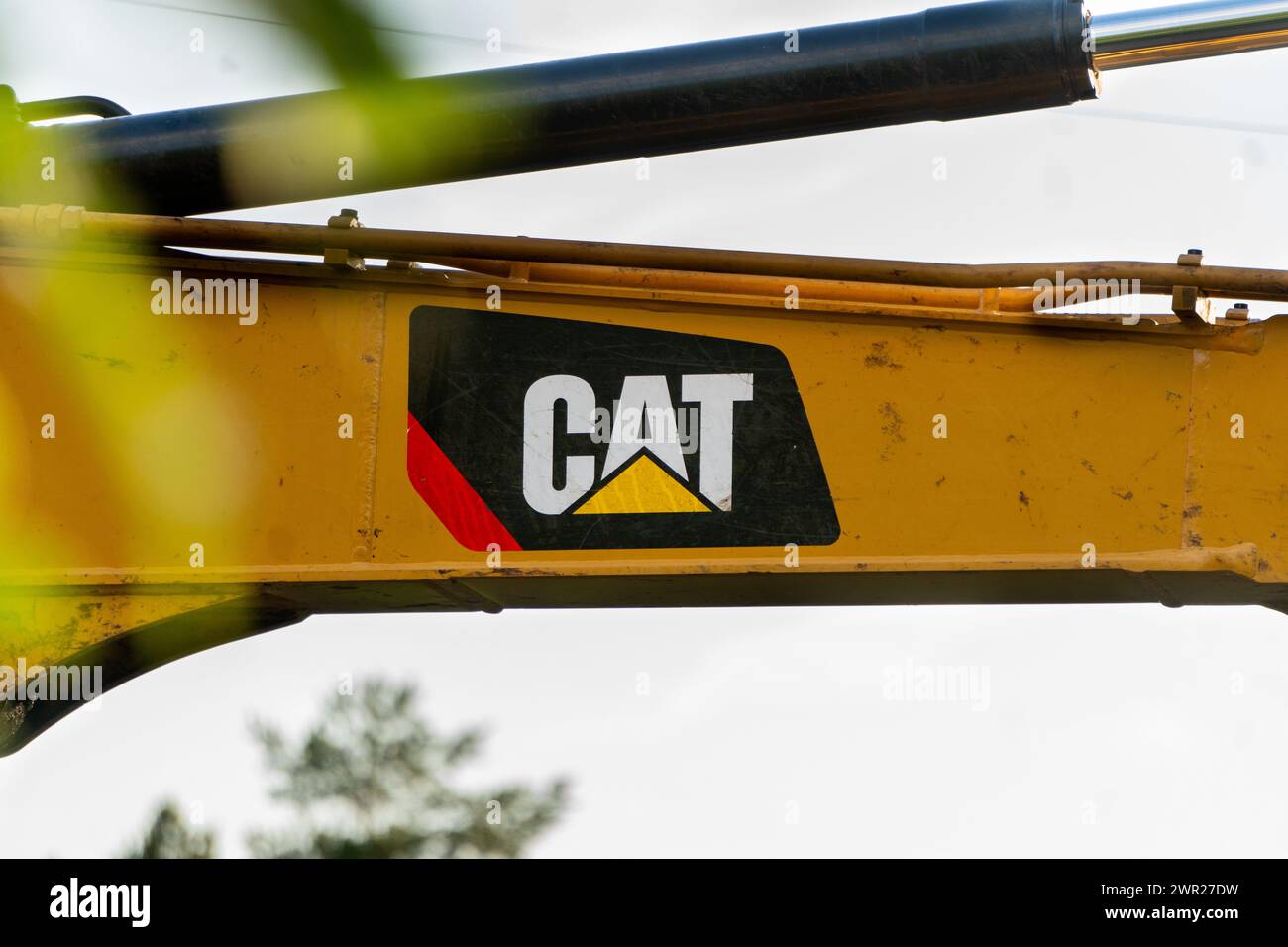 Berlin/Deutschland, 5. Juli 2023: CAT-Logo auf Bagger CAT Caterpillar. Traktor mit Sonnenuntergang glänzt. Erdbewegung, Transport. Baumaschinen Stockfoto