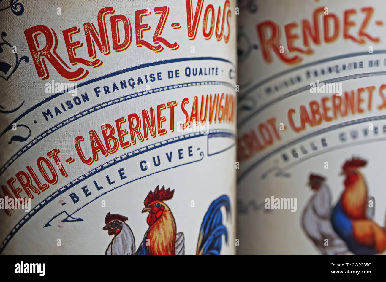 Viersen, Deutschland - 1. März. 2024: Nahaufnahme des französischen roten Merlot Cabernet Sauvignon Belle Cuvee Weinflasche Vintage Design Label Premier Rendez-Vous Stockfoto