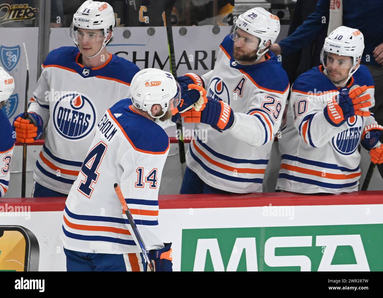 Pittsburgh, Usa. März 2024. Der Verteidiger Mattias Ekholm (14) von Edmonton Oilers feiert sein Tor während der ersten Periode gegen die Pittsburgh Penguins in der PPG Paints Arena in Pittsburgh am Sonntag, den 10. März 2024. Foto von Archie Carpenter/UPI. Quelle: UPI/Alamy Live News Stockfoto