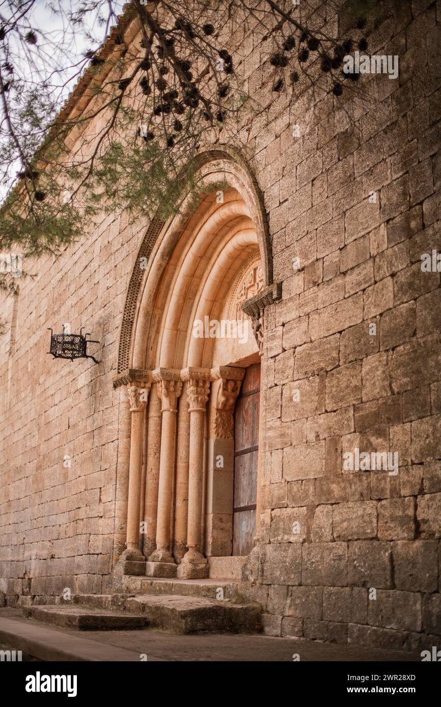 Reich verzierte Tür führt in die Kirche Santa Maria in Siurana, Spanien Stockfoto