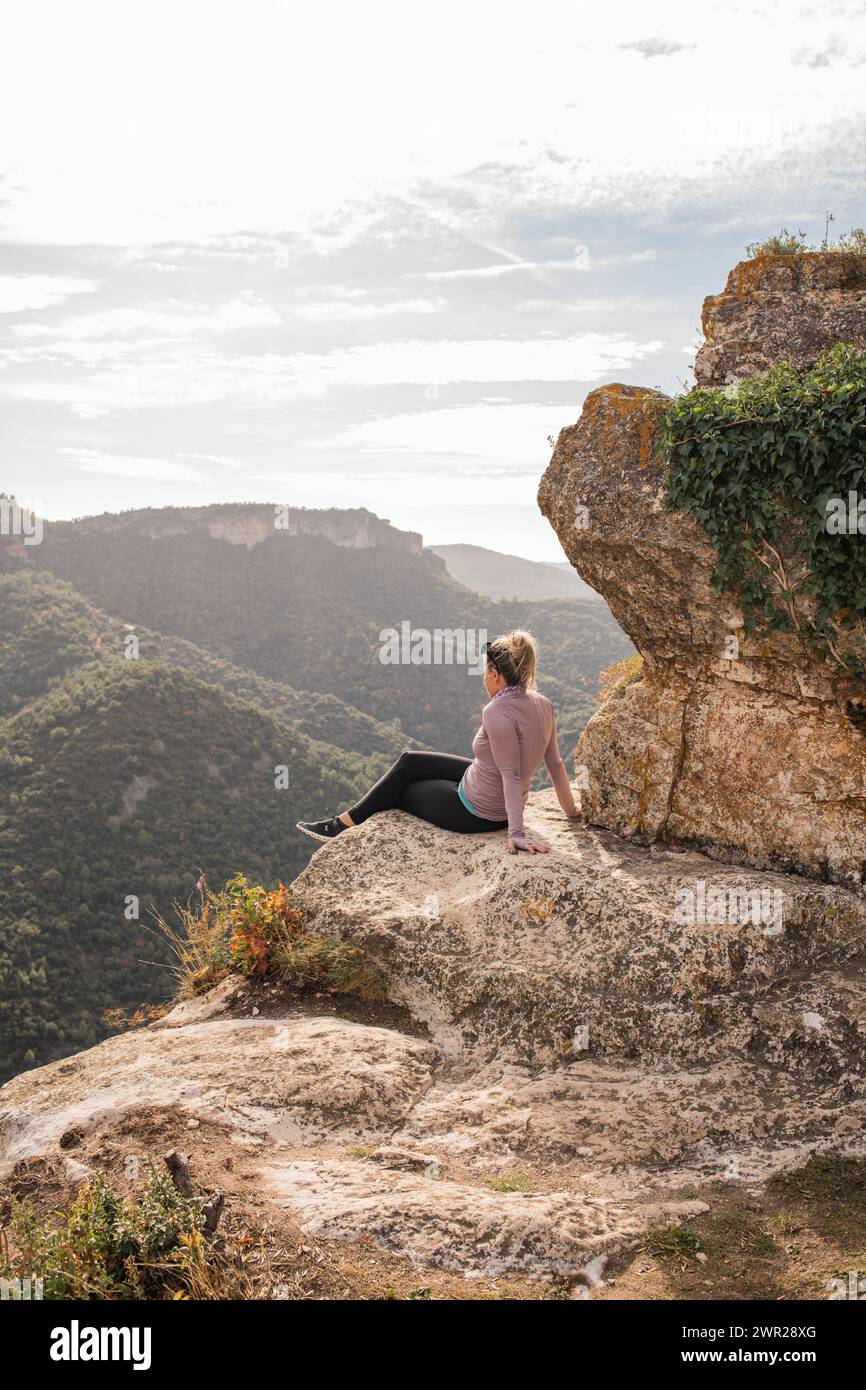 Frau genießt einen Blick auf die Stadt Siurana und die Prades Berge Stockfoto