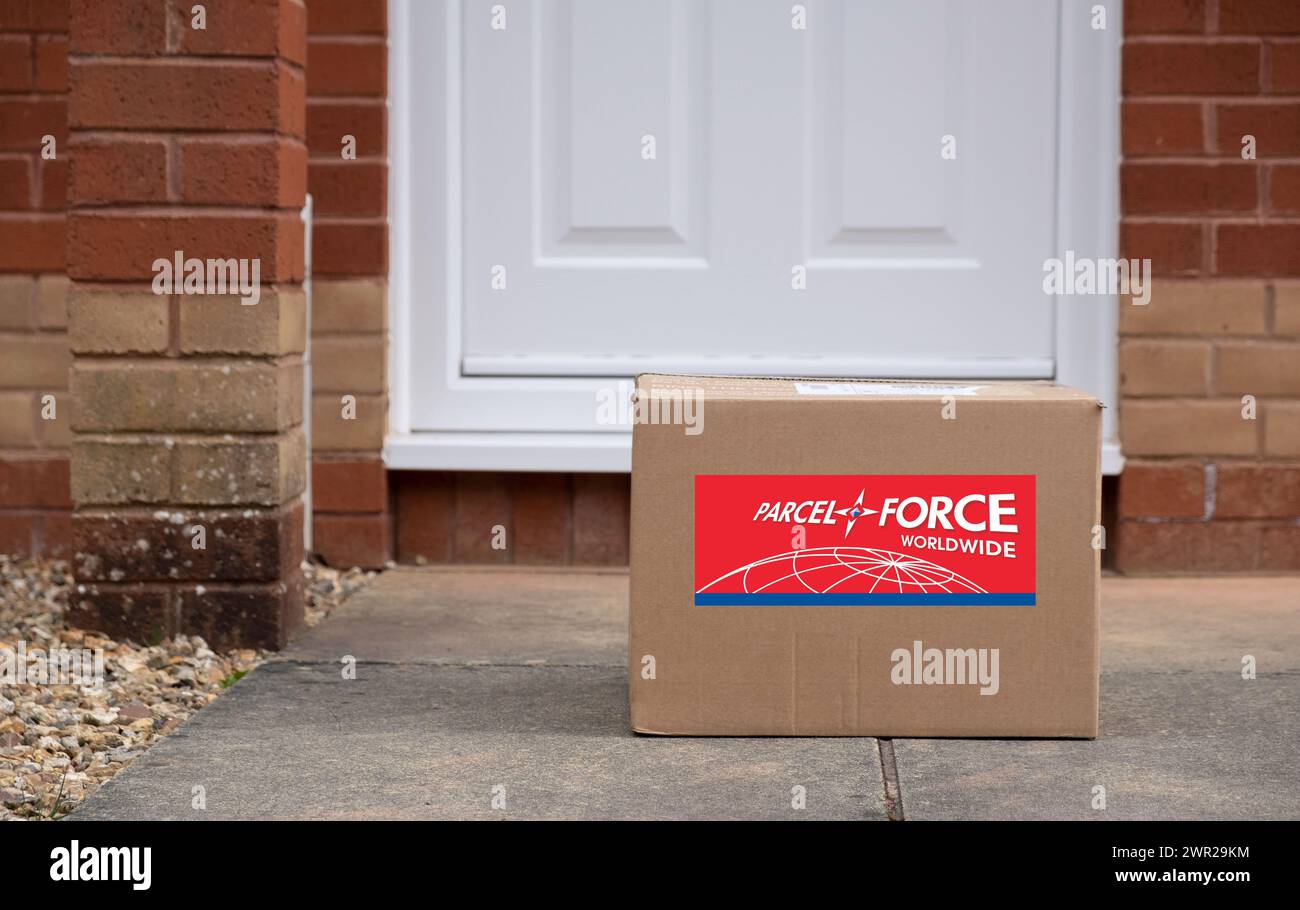 Exeter, UK-10. März 2024: Eine Parcelforce Worldwide Lieferbox vor einer Haustür. Parcelforce Worldwide ist ein Kurier- und Logistikdienst in Großbritannien Stockfoto