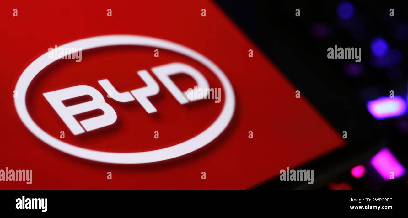 Viersen, Deutschland - 1. März. 2024: Nahaufnahme des Smartphones mit Logo-Schriftzug der chinesischen Autofirma BYD auf Computertastatur Stockfoto