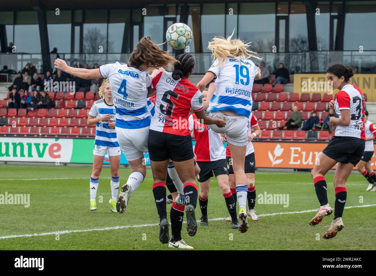 Rotterdam, Niederlande. März 2024. Rotterdam, Niederlande, 10. März 2024: Mayke Lindner (4 PEC Zwolle), Celainy Obispo (5 Feyenoord) und Bo Van Egmond (19 PEC Zwolle) kämpfen während des Azerion Eredivisie Vrouwen Fußballspiels zwischen Feyenoord und PEC Zwolle in Varkenoord in Rotterdam, Niederlande. (Leiting Gao/SPP) Credit: SPP Sport Press Photo. /Alamy Live News Stockfoto