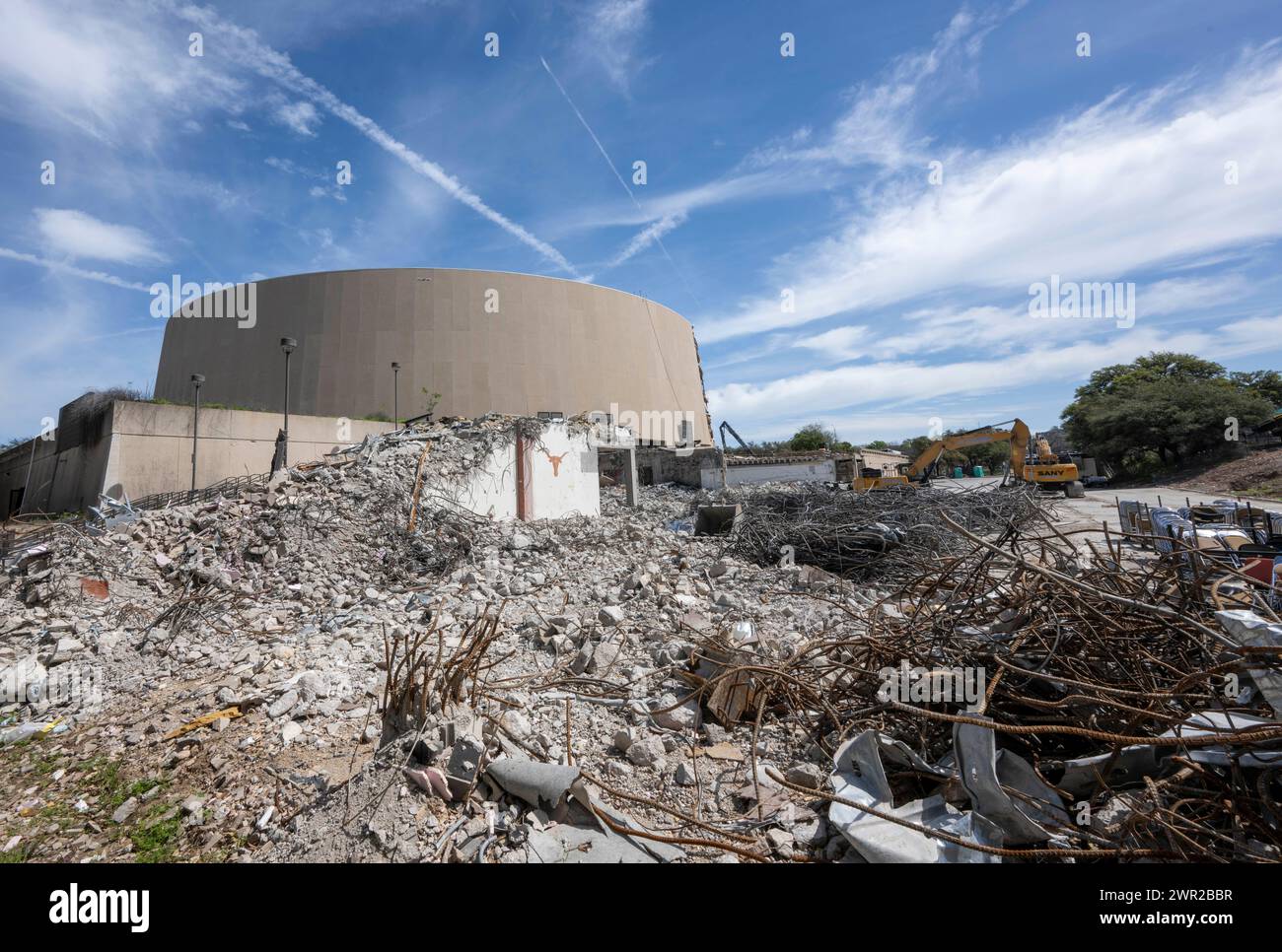 Das Frank Erwin Center, liebevoll als „Super Drum“ bekannt, wird abgerissen, um Platz für ein neues Krankenhaus an der University of Texas in Austin zu machen. Der Veranstaltungsort wurde 1977 eröffnet und wurde von B.W. Crain und Ralph Anderson entworfen, die Teil des Teams waren, das den Houston Astrodome entwarf. Im Erwin Center fanden Tausende von Veranstaltungen statt, von den Heimspielen für Männer und Frauen, Schulabschlüssen, Traktorzügen und Konzerten von Lawrence Welk bis Taylor Swift. Der Veranstaltungsort wurde durch die neue Moody Center Arena auf dem Campus ersetzt. Quelle: Bob Daemmrich/Alamy Live News Stockfoto