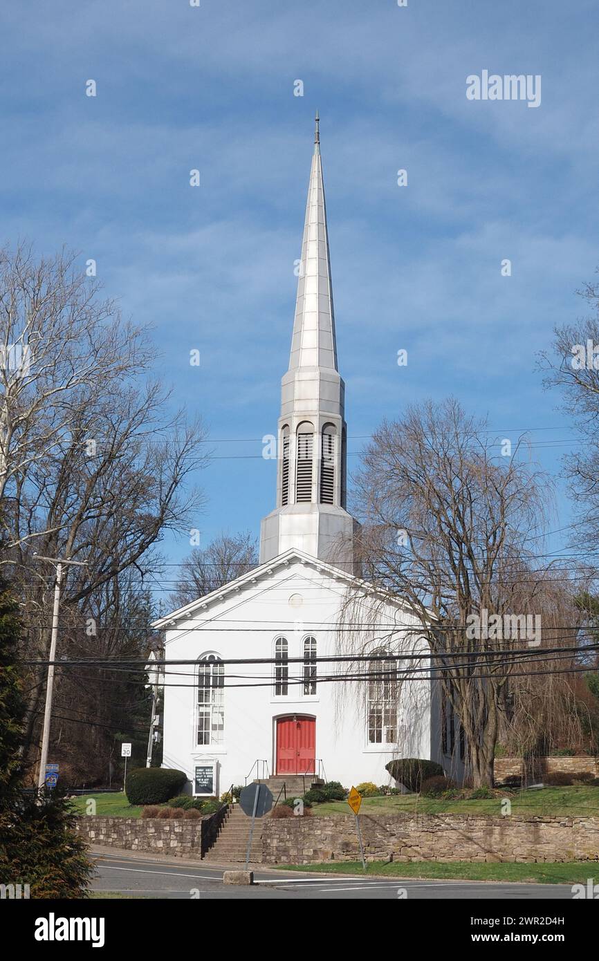 Der Kirchturm ragt hoch in den Himmel. Stockfoto