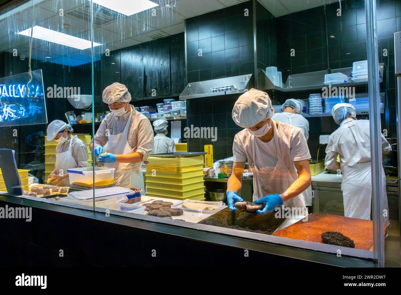 Chengdu, China, Sichuan, Kleingruppen, chinesische Teenager, Küchenchefs arbeiten in Restaurant Kitchen, Chinesisches Teeshop, « HeyTea Black » Werbespot Stockfoto