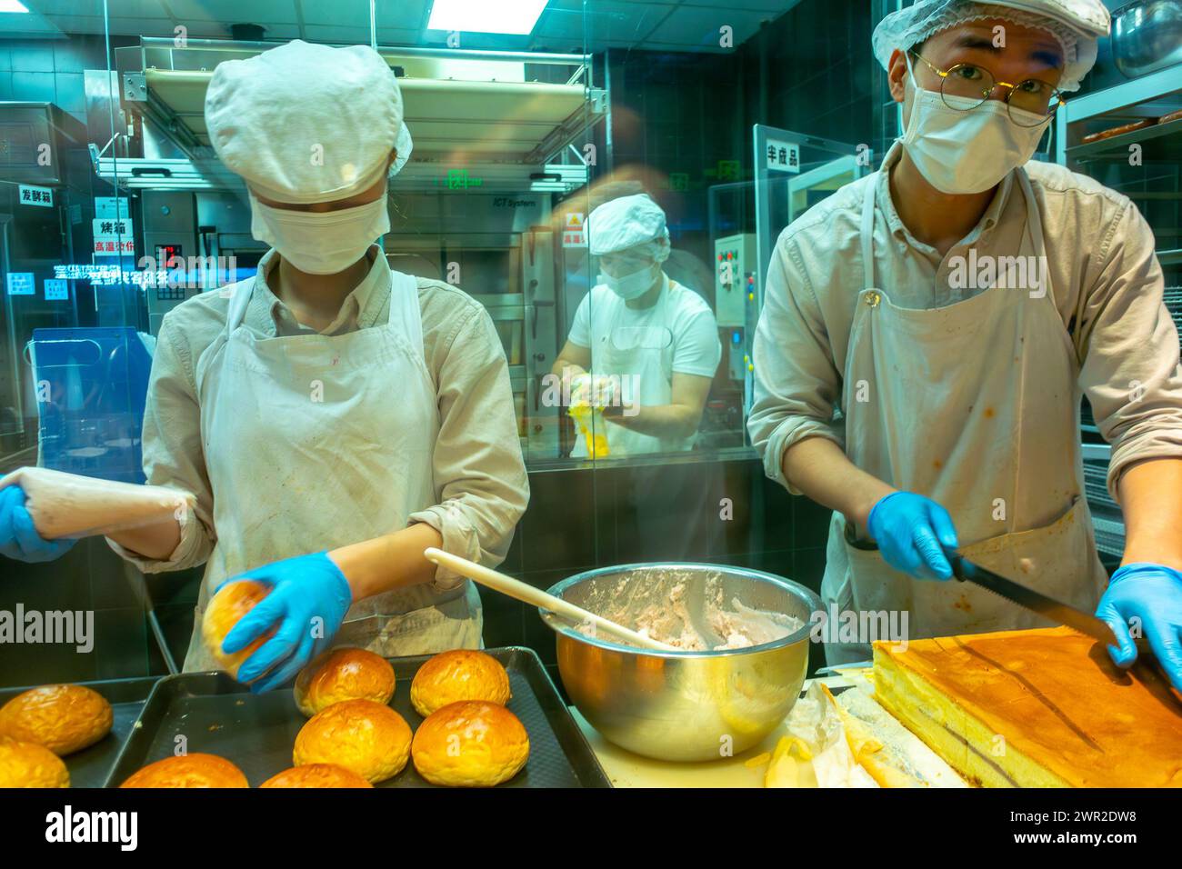 Chengdu, China, Sichuan, Kleingruppen, chinesische Teenager, Küchenchefs arbeiten in der chinesischen Restaurant-Küche, im chinesischen Teeshop, im « HeyTea Black » Stockfoto