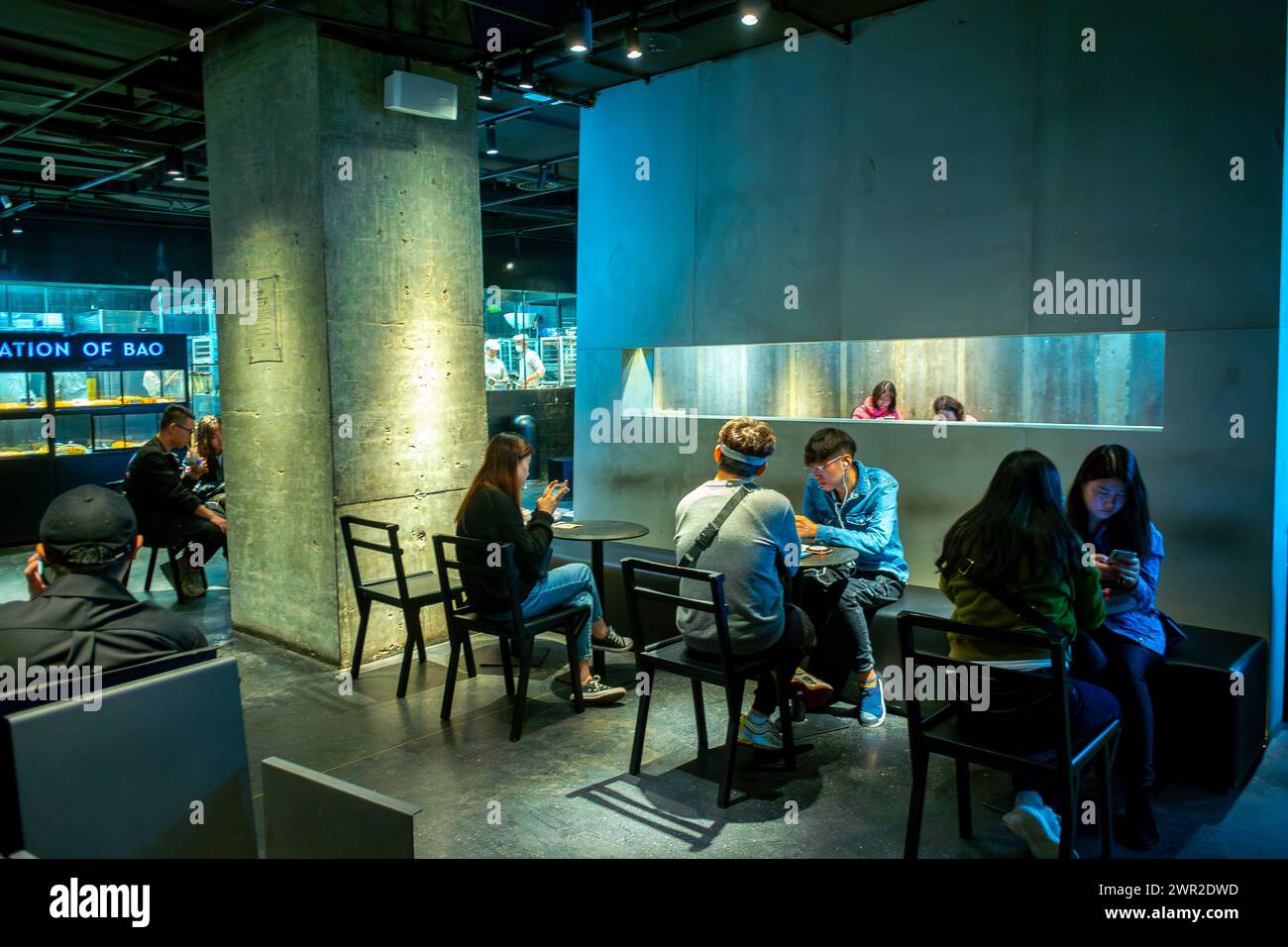 Chengdu, China, Sichuan, Leute mit mittlerer Menschenmenge, sitzen an Tischen innerhalb chinesischer Touristen, modernes chinesisches Restaurant Esszimmer, chinesisches Teeshop, Stockfoto