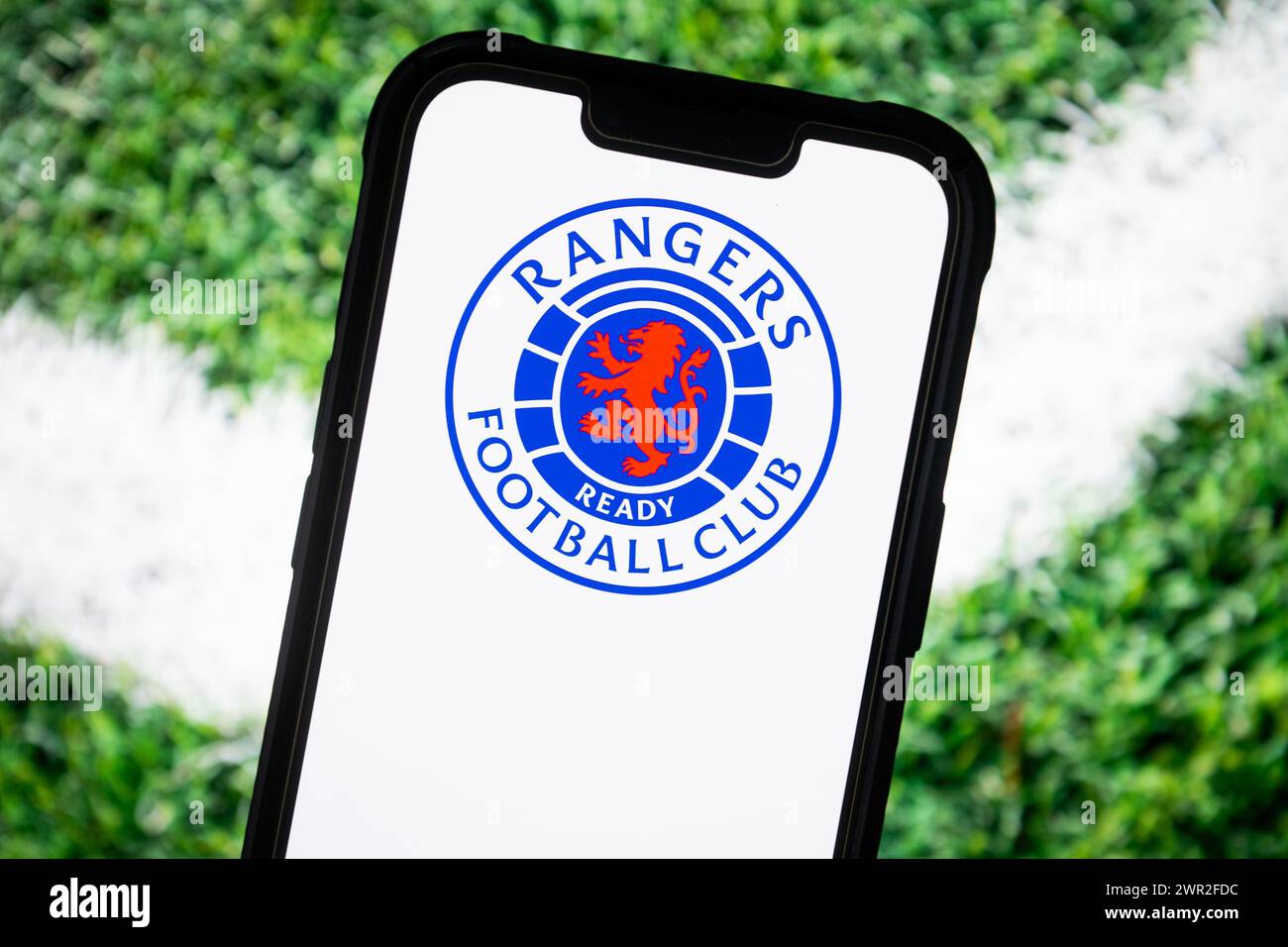 Polen. Februar 2024. In dieser Fotoabbildung ist ein Logo des Fußballclubs Rangers Glasgow auf einem Smartphone zu sehen. (Credit Image: © Mateusz Slodkowski/SOPA Images via ZUMA Press Wire) NUR REDAKTIONELLE VERWENDUNG! Nicht für kommerzielle ZWECKE! Stockfoto