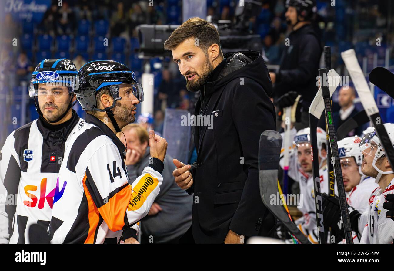 Luca Giannazzi, Cheftrainer HC Lugano diskutiert mit Geadschiedsrichter #14 Mark Lemelin. (Kloten, Schweiz, 30.09.2023) Stockfoto