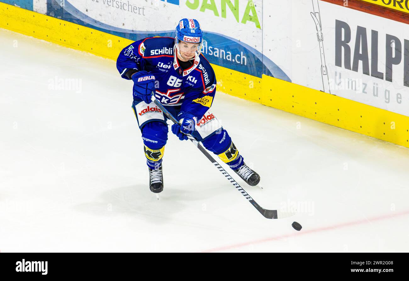 #86 Tyler Morley, Stürmer EHC Kloten in Aktion. (Kloten, Schweiz, 30.09.2023) Stockfoto