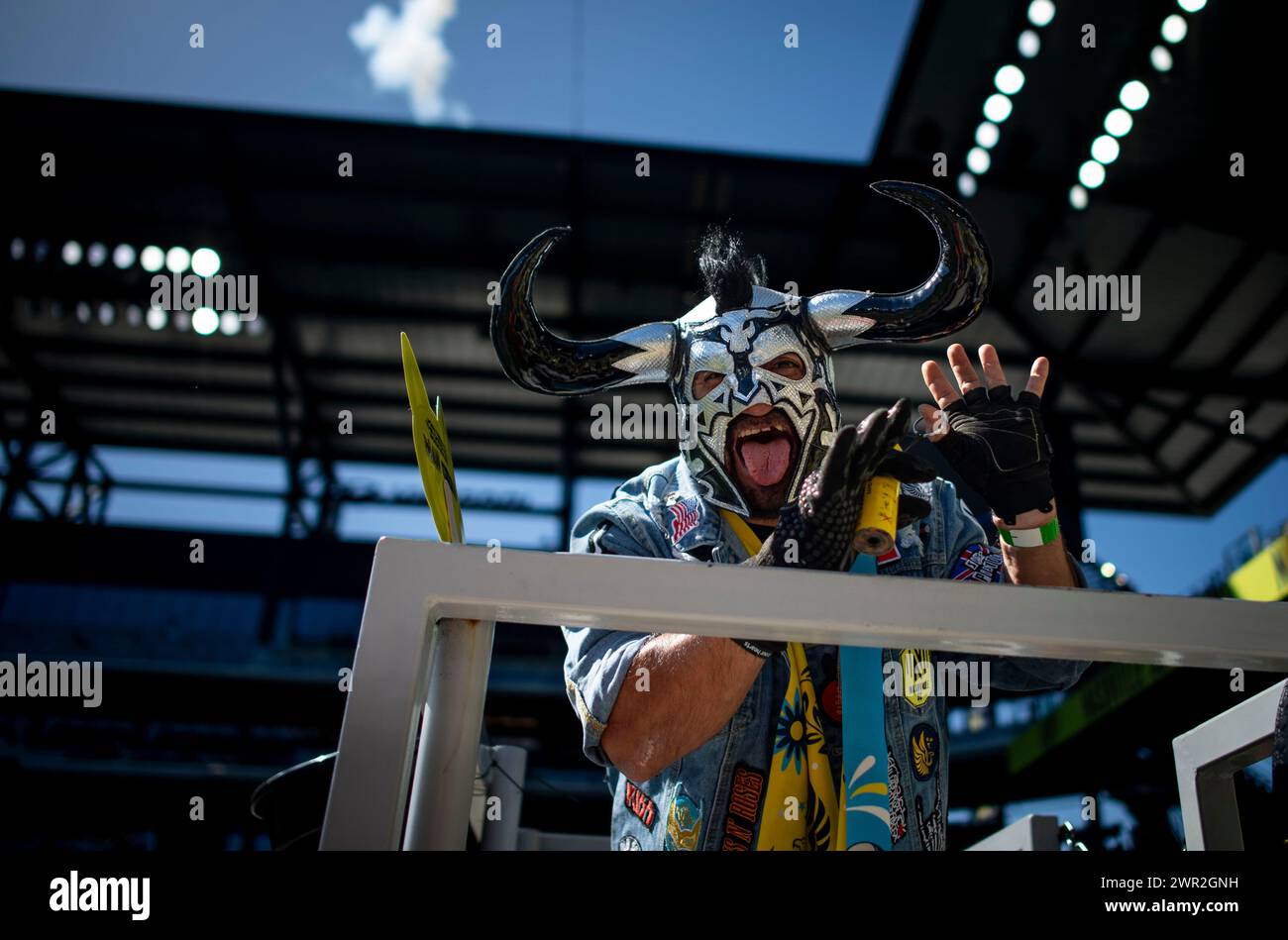 Nashville, Tennessee, USA. März 2024. Der Nashville SC Fan-Sektion-Leader bereitet sich auf das Mannschaftsspiel gegen die Los Angeles Galaxy vor. (Kreditbild: © Camden Hall/ZUMA Press Wire) NUR REDAKTIONELLE VERWENDUNG! Nicht für kommerzielle ZWECKE! Quelle: ZUMA Press, Inc./Alamy Live News Stockfoto