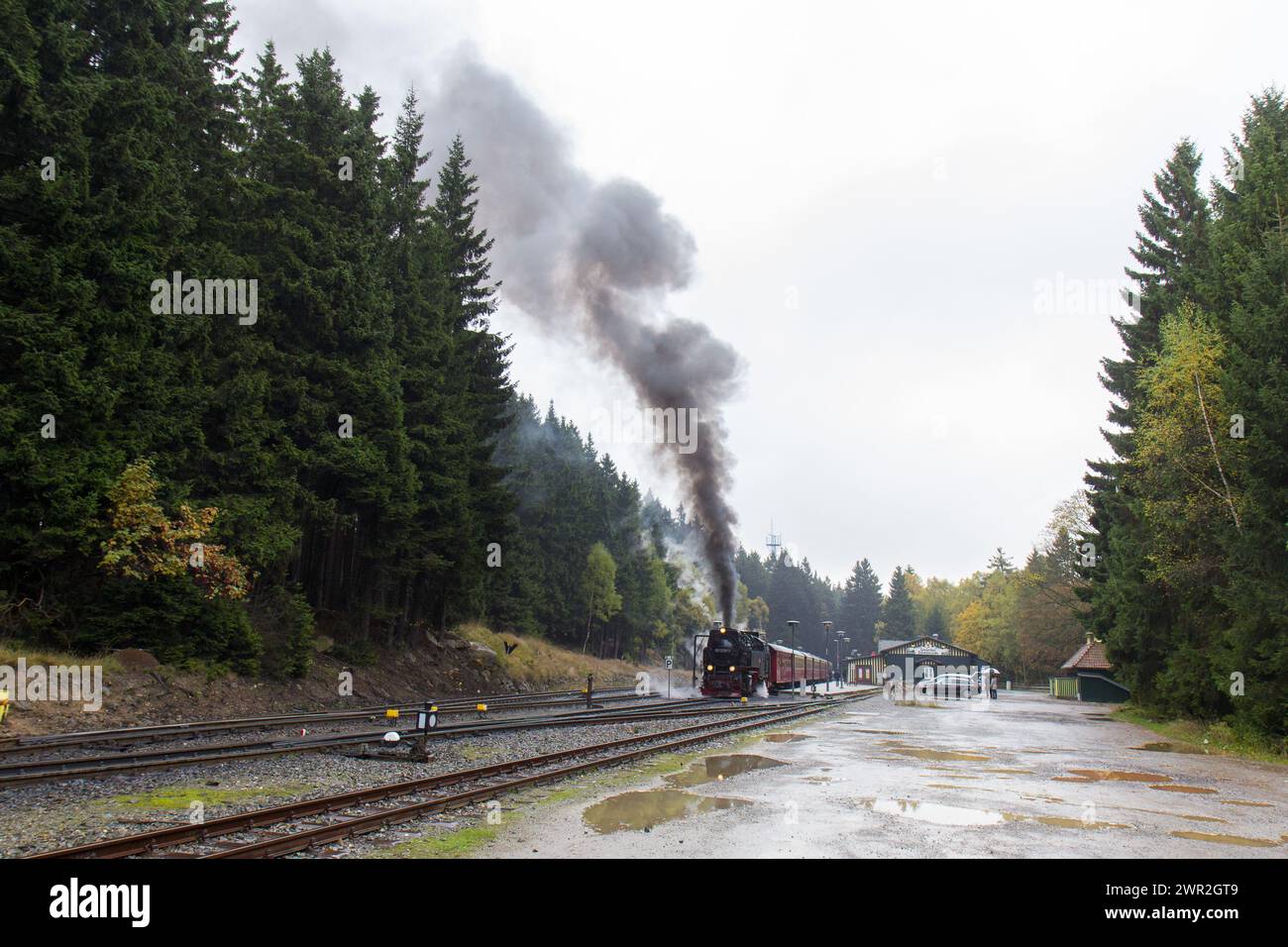 Eine Harzer Dampfeisenbahn wartet auf Abfahrt in Schierke Stockfoto