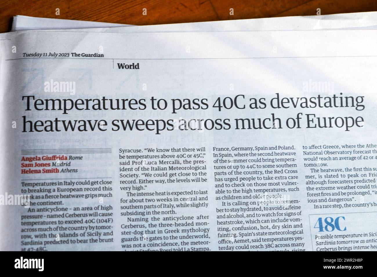 'Temperaturen bis zu 40 °C, da verheerende Hitzewelle über weite Teile Europas zieht' Guardian-Zeitung Schlagzeile Klimakrise 11 Juli 2023 London Großbritannien Stockfoto