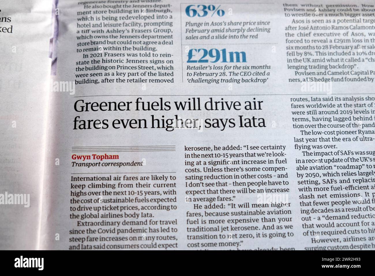 „Umweltfreundlichere Kraftstoffe werden die Flugpreise noch höher treiben“, sagt die Zeitung „IATA Guardian“, die internationale Flugpreise artikel 7 Juni 2023 London UK übertitelt Stockfoto