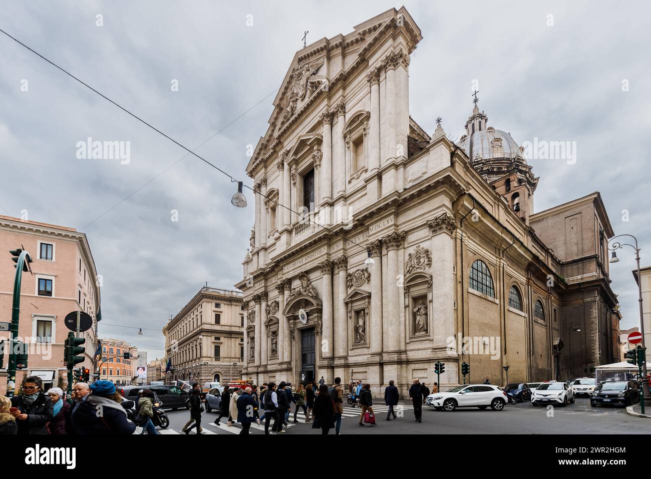 Rom, Italien - 29. Dezember 2023: Blick auf die Kirche Sant Andrea della Valle, die an einem Wintertag von Touristen im historischen Stadtzentrum besucht wird Stockfoto
