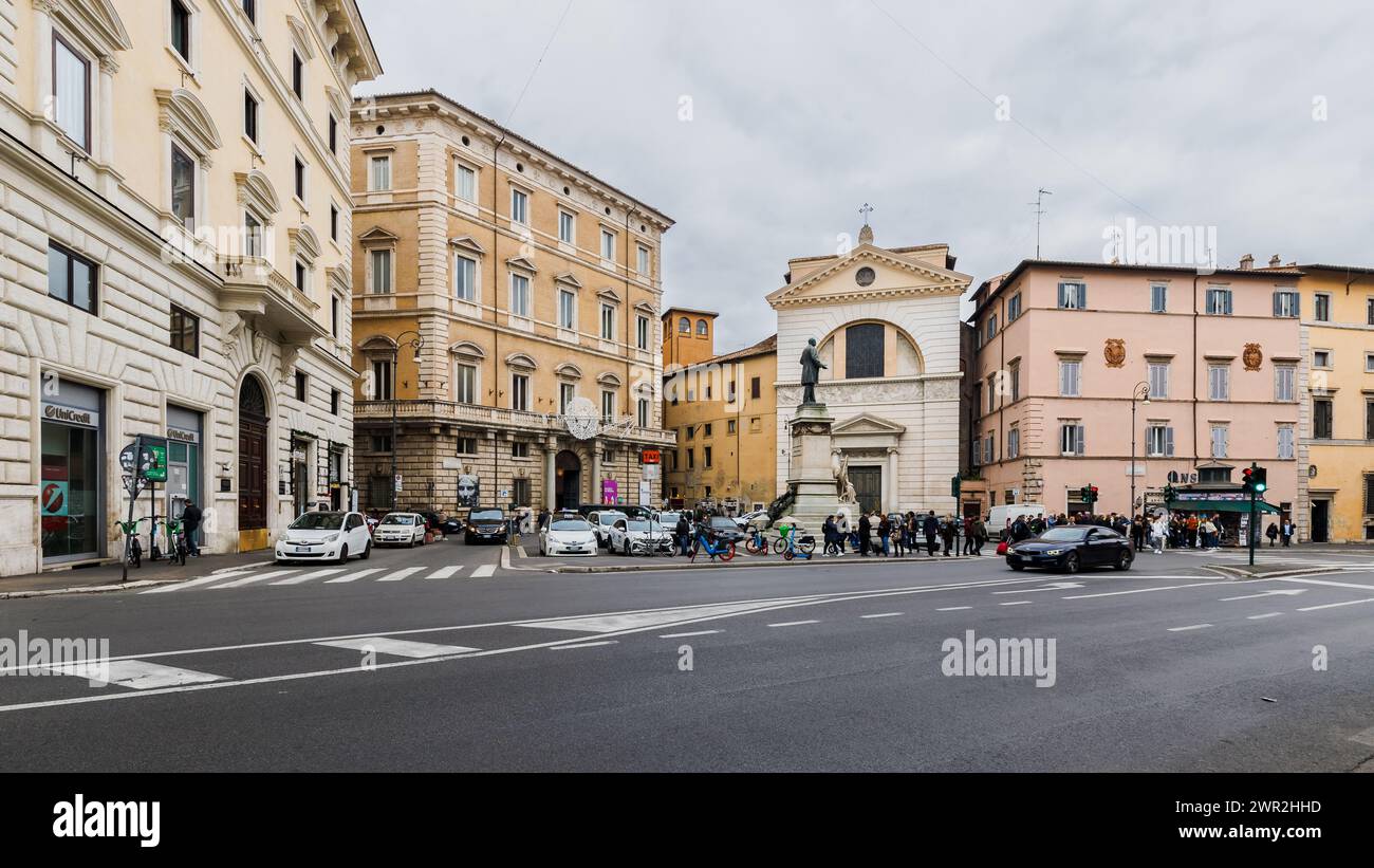 Rom, Italien - 29. Dezember 2023: Blick auf den Platz San Pantaleo und die Kirche, die von Touristen im historischen Stadtzentrum an einem Wintertag besucht wird Stockfoto