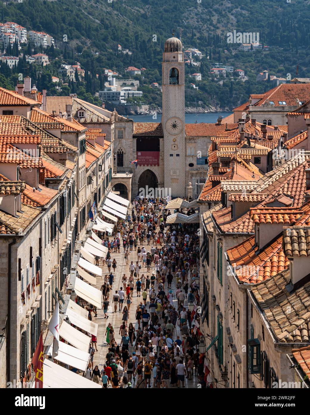Dubrovnik, Kroatien, August 2023. Gruppe von Leuten, die die Stradun, die Hauptstraße der Altstadt von Dubrovnik, entlang laufen Stockfoto