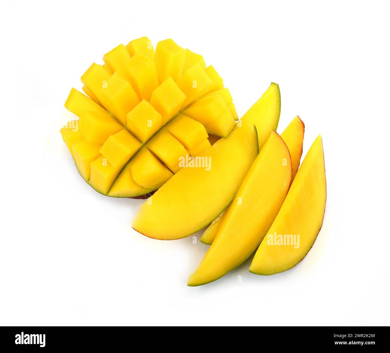 Reife Mango isoliert. Organische Mango und Scheiben isoliert auf weißem Hintergrund. Schmecken Sie Mango. Stockfoto