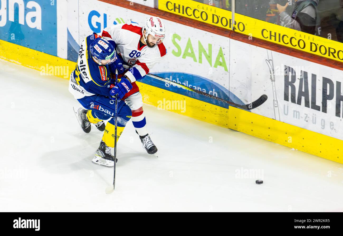 EHC Kloten - HC Davos, Stimo Arena, National League NL, reguläre Saison: #93 Yannick Frehner (Davos) gegen #89 Dominik Diem (Kloten). (Kloten, Schweiz, Stockfoto