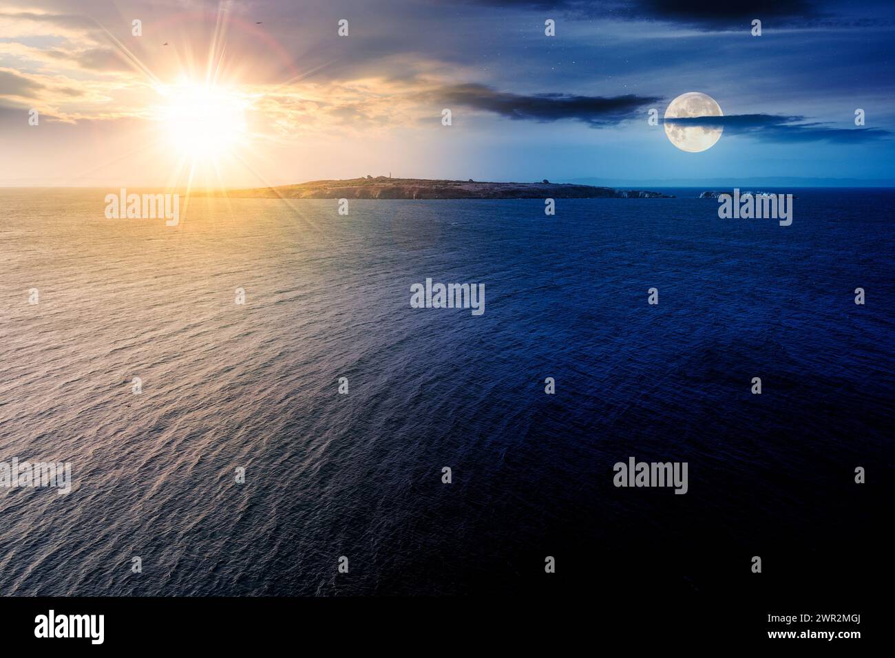 Insel im Meer zur Sommersonnenwende. Das Meer mit Land in der Ferne unter einem Himmel mit Sonne und Mond. Tag- und Nachtzeitwechsel Stockfoto
