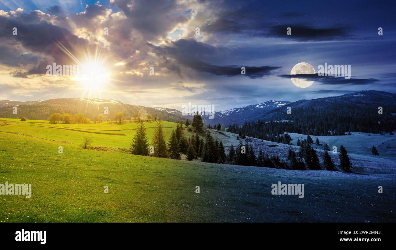 Sommerlandschaft mit Wiesen- und Fichtenwald auf Hügeln in bergigem Gebiet mit Sonne und Mond am Himmel. Tag- und Nachtwechsel im Frühling Stockfoto