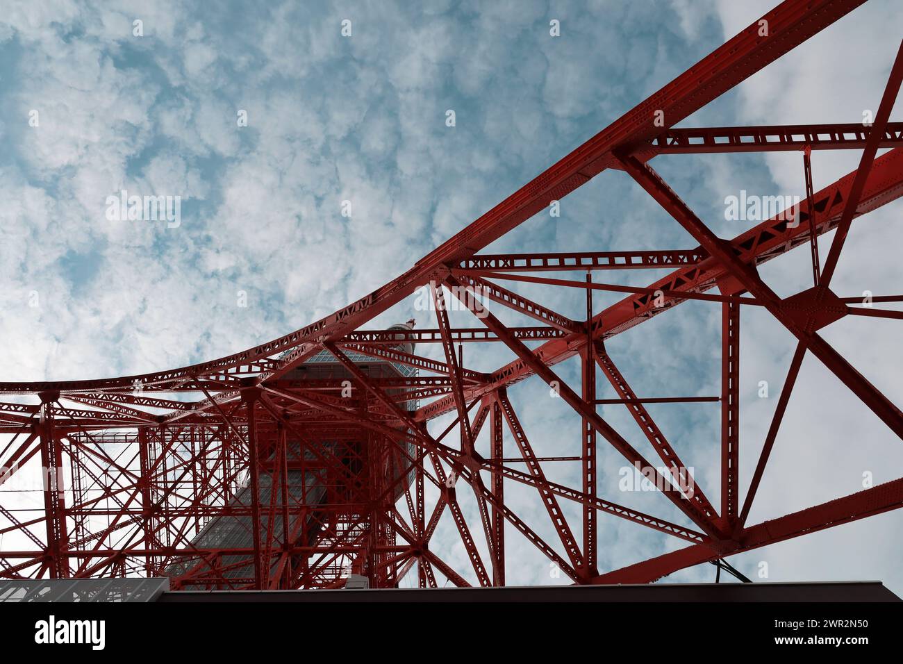 Blick auf die Straße von Tokio Stahlkonstruktion des Tokyo Tower direkt von unten gesehen Stockfoto