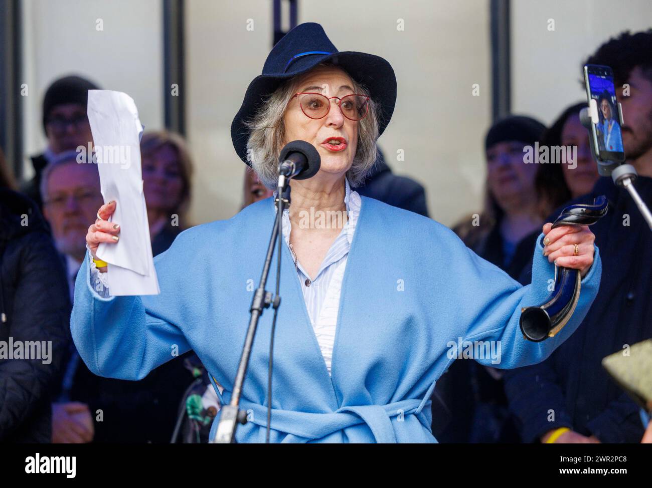 London, Vereinigtes Königreich 10 März 2024 Maureen Lipman spricht. Juden und Sympathisanten blasen in einer Synagoge in der Nähe der Abbey Road, London, mit Schützen (Widderhörner von spiritueller Bedeutung) und Pfeifen, angeführt von Vanessa Feltz, Mike Freer Abgeordneter und Dame Maureen Lipman. Die Absicht besteht darin, Solidarität mit den mehr als 100 Geiseln zu zeigen, die noch immer in Gaza festgehalten werden, und die Welt für die schrecklichen Bedingungen zu wecken, denen sie ausgesetzt sind. Der "Schlag" dauert 1,55 Minuten, was die 155 Tage anbelangt, in denen sie in Gefangenschaft waren. Quelle: Joe Maida/Alamy Live News Stockfoto