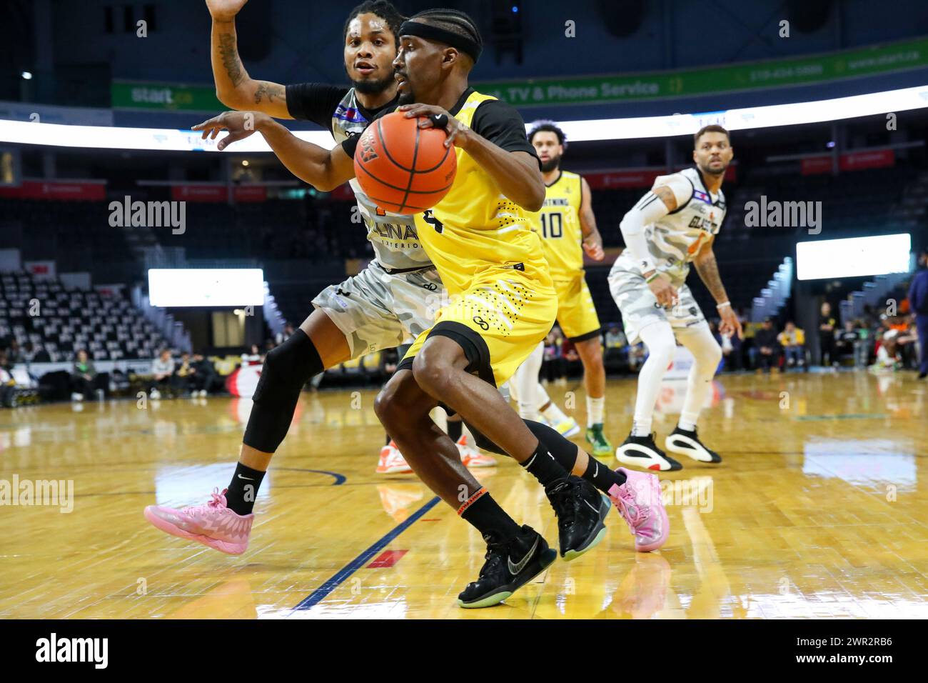 London, Kanada. März 2024. London Ontario Canada, 10. März 2024. Die London Lightning besiegen die Glass City Wraglers 127–95. Jeremiah Mordi (4) von The London Lightning unter Druck von Cance Hawkins (7) von The Glass City Wranglers. Quelle: Luke Durda/Alamy Live News Stockfoto