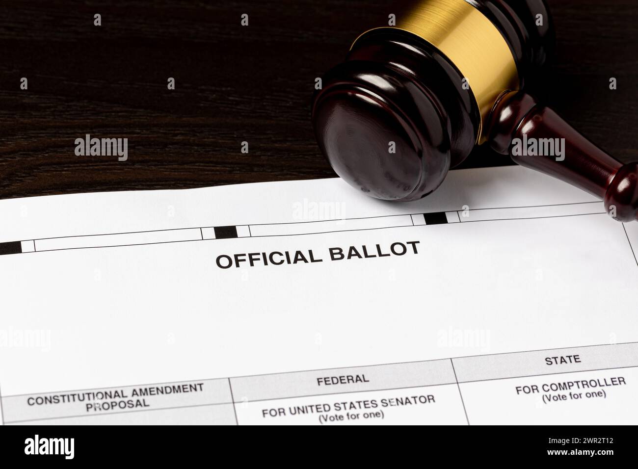 Wahlurnen mit Gavel. Stimmrecht, Zertifizierung und recount Klage Konzept. Stockfoto