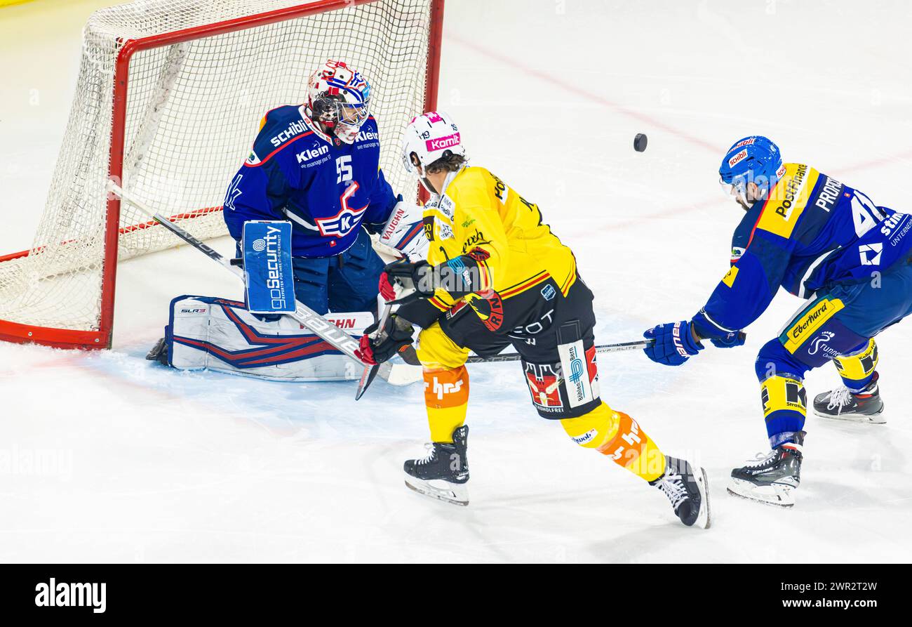 EHC Kloten - SC Bern, Stimo Arena, National League NL, reguläre Saison: #19 Corban Knight (Bern) versucht Torhüter #55 Juha Metsola (Kloten) Rückhand z Stockfoto