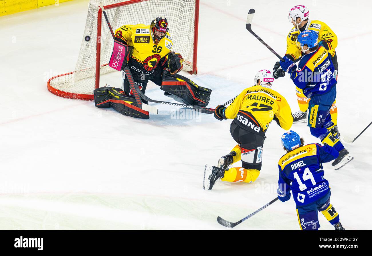 EHC Kloten - SC Bern, Stimo Arena, Nationalliga NL, reguläre Saison: #14 Mischa Ramel (Kloten) mit dem Schuss auf Torhüter #36 Adam Reideborn (Bern) Stockfoto