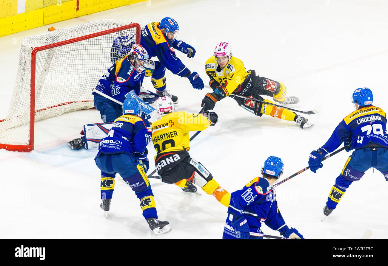 EHC Kloten - SC Bern, Stimo Arena, Nationalliga NL, reguläre Saison: #23 Marco Lehmann (Bern) versucht Torhüter #55 Juha Metsola (Kloten) zu bezwing Stockfoto