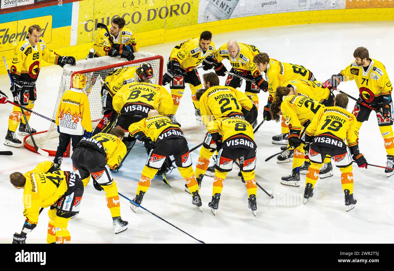 EHC Kloten - SC Bern, Stimo Arena, National League NL, reguläre Saison: Der SC Bern unmittelbar vor dem Spiel gegen den EHC Kloten vor dem eigenen Tor Stockfoto