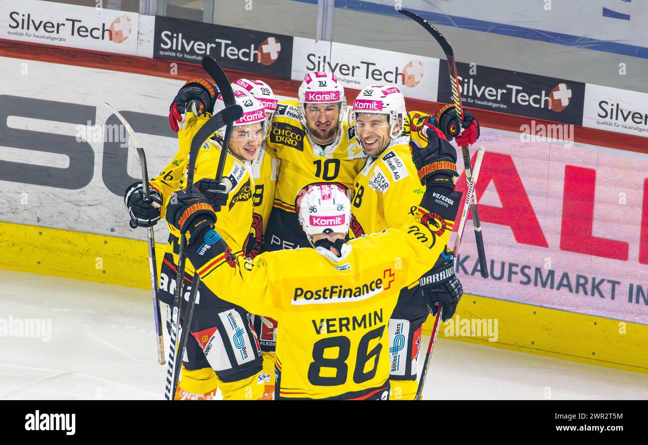EHC Kloten - SC Bern, Stimo Arena, National League NL, reguläre Saison: In der 29. Spielminute Jubelt der SC Bern. #10 Tristan Scherwey (Bern) trifft z Stockfoto